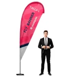 Fly banner publicitario económico tipo gota de la talla L. Somos especialista en la impresión y confección de Fly banners en España. Ofrecemos tanto la impresión como la estructura donde se montará la bandera.