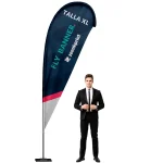 Fly banner publicitario económico tipo gota de la talla XL. Somos especialista en la impresión y confección de Fly banners en España. Ofrecemos tanto la impresión como la estructura donde se montará la bandera.